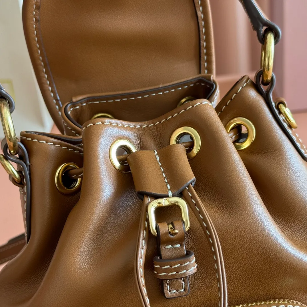 p1700💋💋💋【Configured with full counter package】MIU new college-style mini backpack: 5BZ045, ultra-high-quality calfskin with thick wear-resistant linen blend lining. This leather backpack adopts a campus-style design, blending exquisite craftsmanship with a casual attitude. The unique multi-pocket design highlights the M The fashionable and interesting spirit of lU handbags, classic leather shoulder straps and shoulder straps, a great tool for wearing: with white T jeans, with khaki windbreakers, with casual sportswear... The style is versatile, and the universe can be accommodated inside: iPad, folding umbrella, cosmetic bag, practical, lightweight and full of luxury. Size: 14X17X8cm
