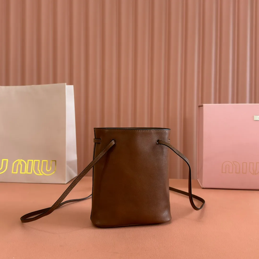 p1100💋💋💋 Equipped with a full set of packaging at the counter [Special Grade Hardware Original Leather] Nappa Sheep Leather Mini Handbag/Shoulder Bag~Brown This mini handbag is known for its soft texture of Nappa sheepskin. Adjustable shoulder strap adds practical detail, while embossed letter logo adds classic style ~ Letter logo ~ Adjustable shoulder strap ~ Lined Dimensions: W14×H17×D6cm Number: 5NF460