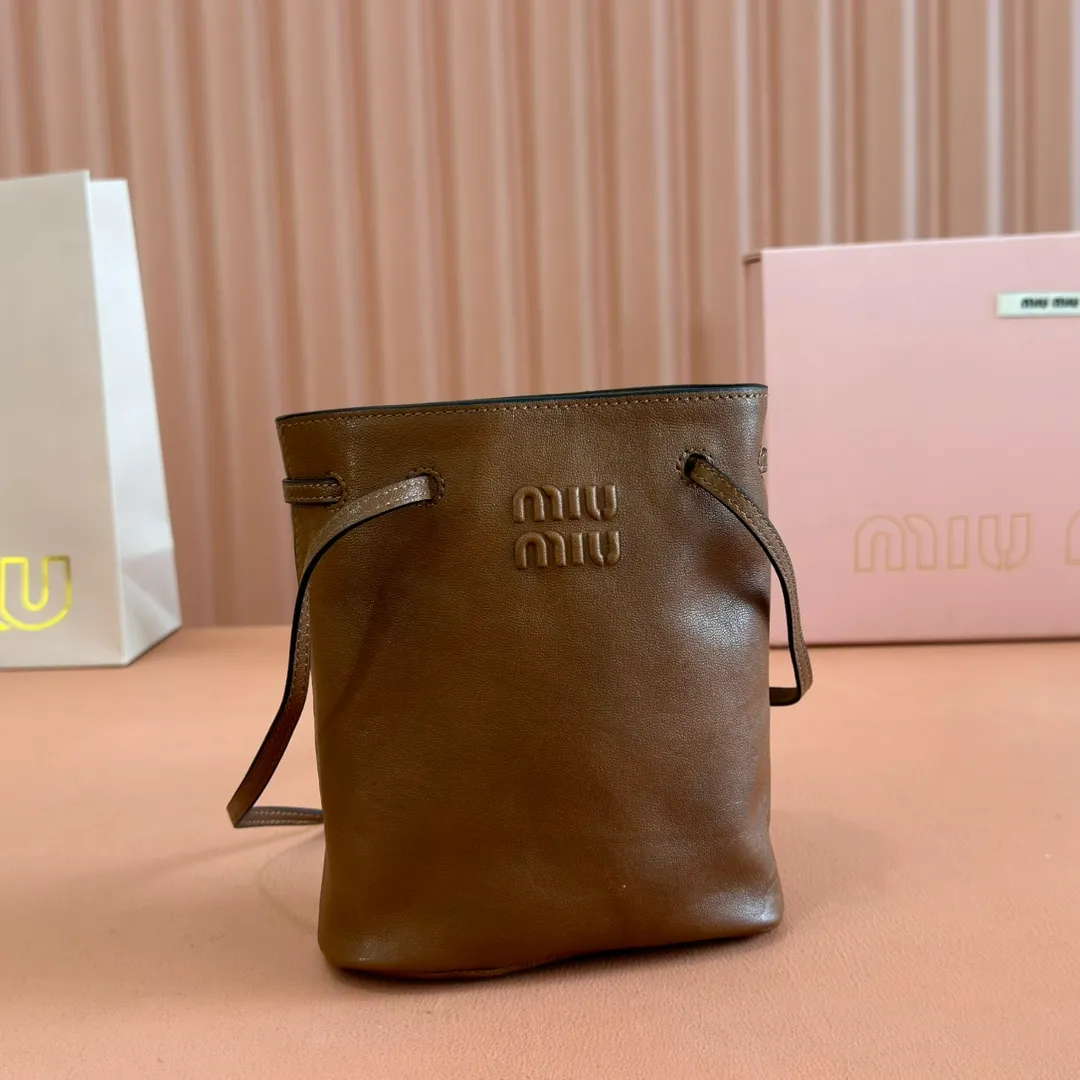 p1100💋💋💋 Equipped with a full set of packaging at the counter [Special Grade Hardware Original Leather] Nappa Sheep Leather Mini Handbag/Shoulder Bag~Brown This mini handbag is known for its soft texture of Nappa sheepskin. Adjustable shoulder strap adds practical detail, while embossed letter logo adds classic style ~ Letter logo ~ Adjustable shoulder strap ~ Lined Dimensions: W14×H17×D6cm Number: 5NF460