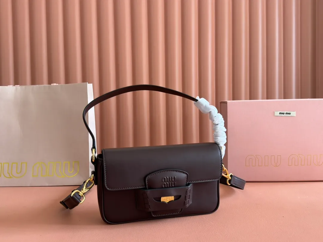 p1760. [Premium Hardware Original Leather] Penny Cow Leather Handbag ~ Shi Mu Nan The design of this penny handbag is inspired by the iconic gold coin loafers, adding a versatile option to your daily wardrobe. The crisp leather design embodies the brand's youthful and rebellious spirit. Size:w23×h13.5×d5cm No.:_5bd270