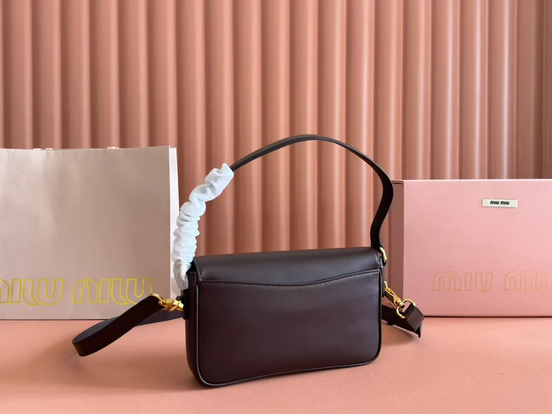 p1760. [Premium Hardware Original Leather] Penny Cow Leather Handbag ~ Shi Mu Nan The design of this penny handbag is inspired by the iconic gold coin loafers, adding a versatile option to your daily wardrobe. The crisp leather design embodies the brand's youthful and rebellious spirit. Size:w23×h13.5×d5cm No.:_5bd270