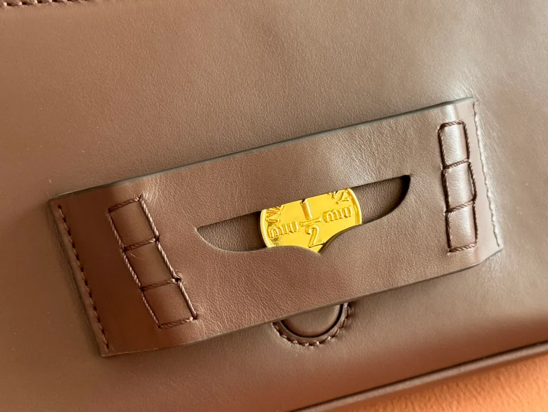 p1760. [Premium Hardware Original Leather] Penny Cow Leather Handbag ~ Shi Mu Nan The design of this penny handbag is inspired by the iconic gold coin loafers, adding a versatile option to your daily wardrobe. The crisp leather design embodies the brand's youthful and rebellious spirit. Size:w23×h13.5×d5cm No.:_5bd270