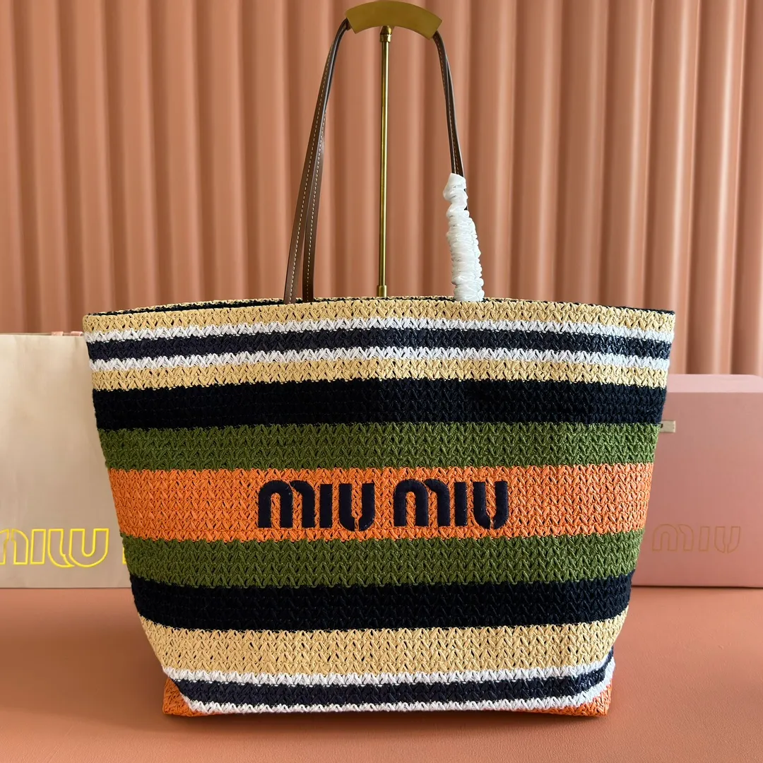 p1300💋💋💋【Full set of packaging at the counter】M Home 🍒5BG228, imported raffia straw spliced ​​cotton thread woven tote bag, the only version quality in the market, iconic Miu Miu embroidery on the front, cotton lining, ultra-light, large capacity, a must-have for travel, suitable for all seasons, super beautiful in kind, size: 40X34X16CM.