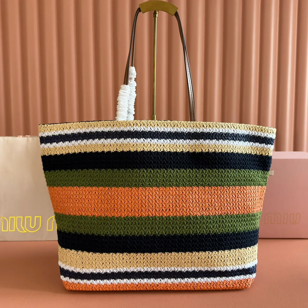 p1300💋💋💋【Full set of packaging at the counter】M Home 🍒5BG228, imported raffia straw spliced ​​cotton thread woven tote bag, the only version quality in the market, iconic Miu Miu embroidery on the front, cotton lining, ultra-light, large capacity, a must-have for travel, suitable for all seasons, super beautiful in kind, size: 40X34X16CM.
