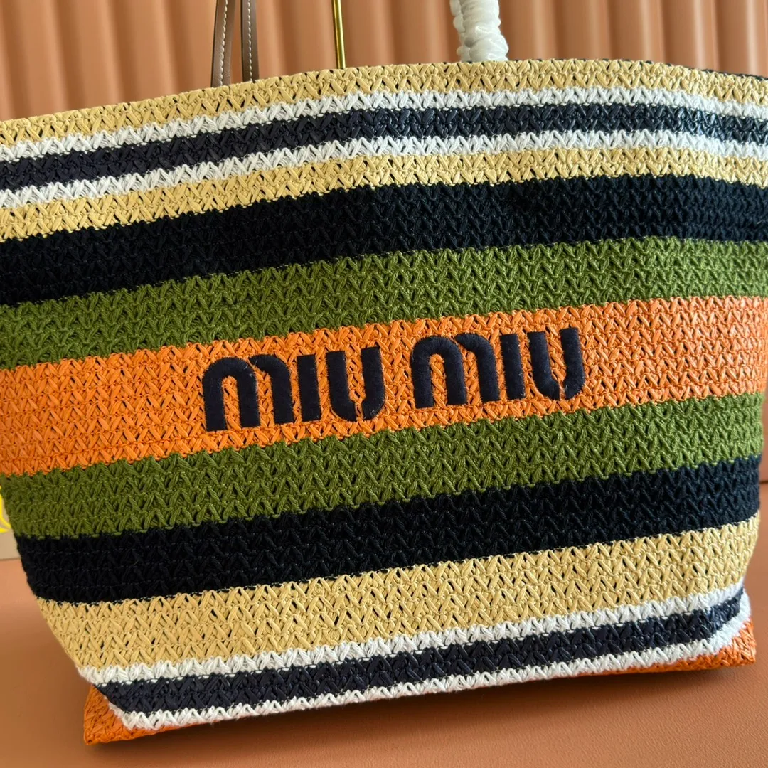 p1300💋💋💋【Full set of packaging at the counter】M Home 🍒5BG228, imported raffia straw spliced ​​cotton thread woven tote bag, the only version quality in the market, iconic Miu Miu embroidery on the front, cotton lining, ultra-light, large capacity, a must-have for travel, suitable for all seasons, super beautiful in kind, size: 40X34X16CM.