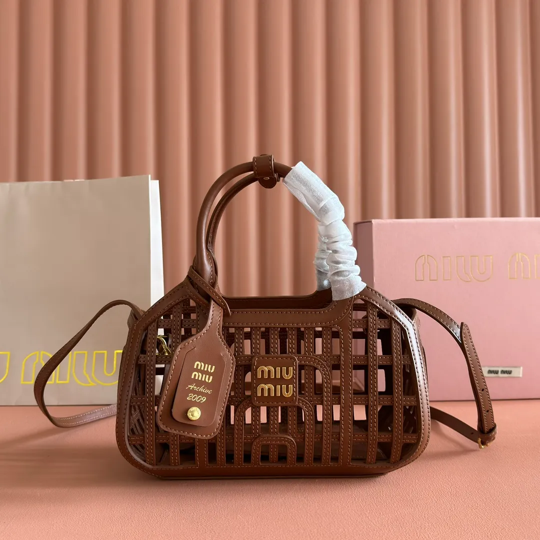 p2080💋💋💋【Configured with full counter package】MIUM new vegetable basket, soft Naa leather handbag, designed with exquisite weaving pattern and unique structure, showing summer style, complex craftsmanship reflects the exquisite and elegant beauty of MIU series, detachable and adjustable leather long shoulder strap, with zipper small bag hanging decoration inside, strong practicality, perfect choice for commuting to work, picnics and vacations/Model 5ba294 Size 24 X12.5 X 9 cm