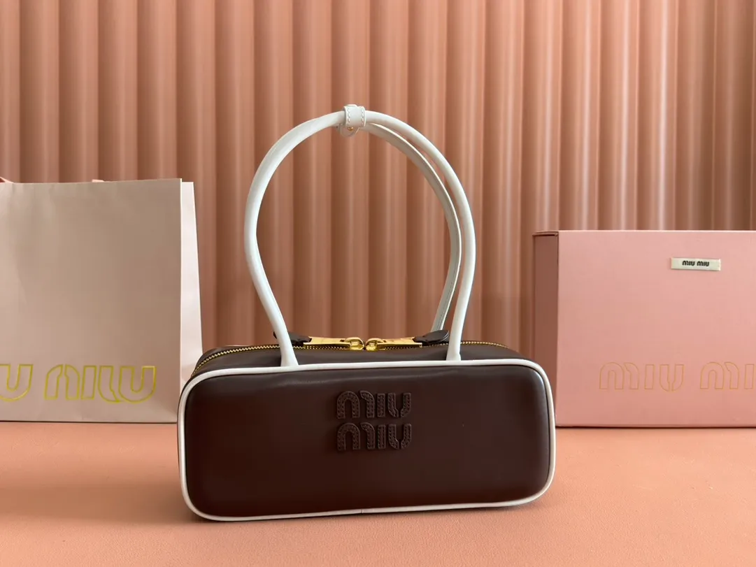 p1540💋💋💋 Equipped with a full set of packaging at the counter [Premium Hardware Original Leather] Beau cow leather color-blocked handbag ~ handbag / shoulder bag ~ briar wood with white This Beau handbag is made of soft and smooth cow leather, with exquisite details such as gold-plated hardware and accessories, and the embossed letter logo highlights the classic style. Size: W28×H13×D9cm No.: 5BB173