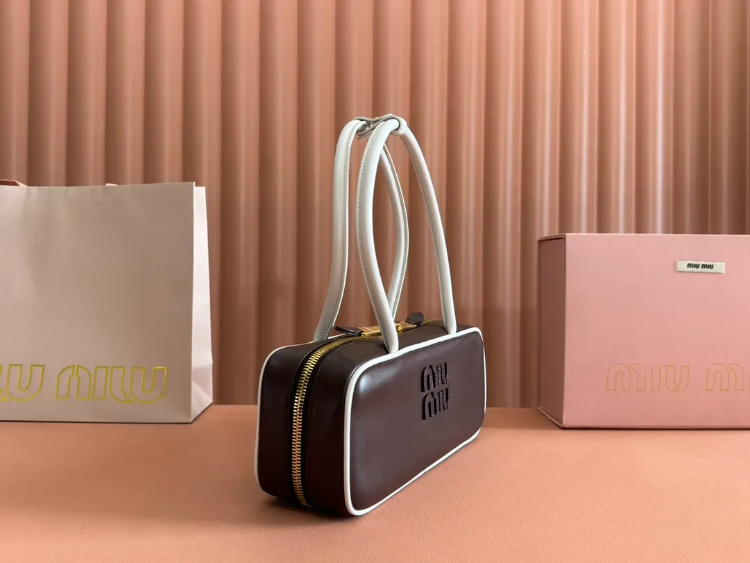 p1540💋💋💋 Equipped with a full set of packaging at the counter [Premium Hardware Original Leather] Beau cow leather color-blocked handbag ~ handbag / shoulder bag ~ briar wood with white This Beau handbag is made of soft and smooth cow leather, with exquisite details such as gold-plated hardware and accessories, and the embossed letter logo highlights the classic style. Size: W28×H13×D9cm No.: 5BB173