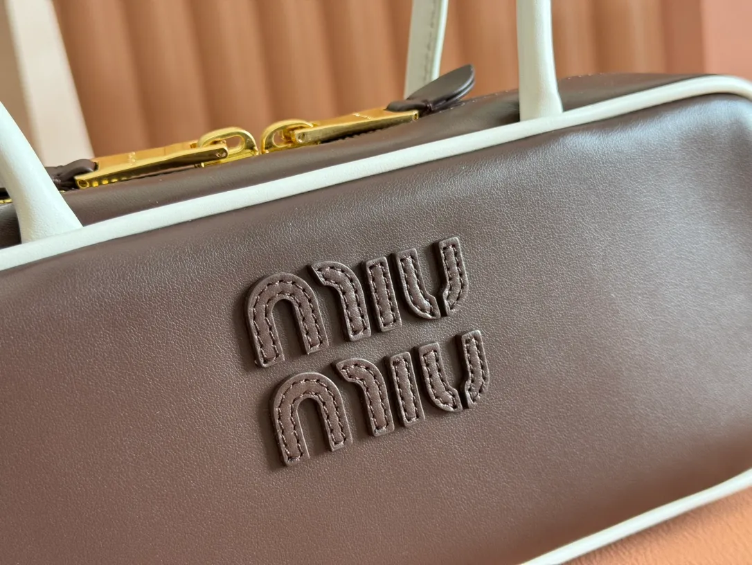 p1540💋💋💋 Equipped with a full set of packaging at the counter [Premium Hardware Original Leather] Beau cow leather color-blocked handbag ~ handbag / shoulder bag ~ briar wood with white This Beau handbag is made of soft and smooth cow leather, with exquisite details such as gold-plated hardware and accessories, and the embossed letter logo highlights the classic style. Size: W28×H13×D9cm No.: 5BB173