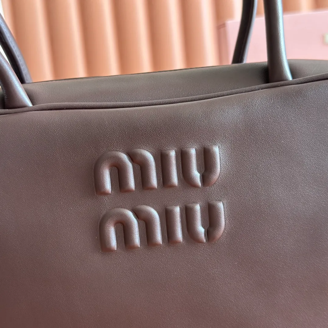 p1760💋💋💋【Premium hardware original leather】Beau cow leather color-blocked handbag/shoulder bag black [medium size] This Beau handbag is made of soft and smooth cow leather. The gold-plated hardware is exquisite and outstanding, and the embossed letter logo shows a classic style. Size: W29×H17×D9cm Number: 5BB172