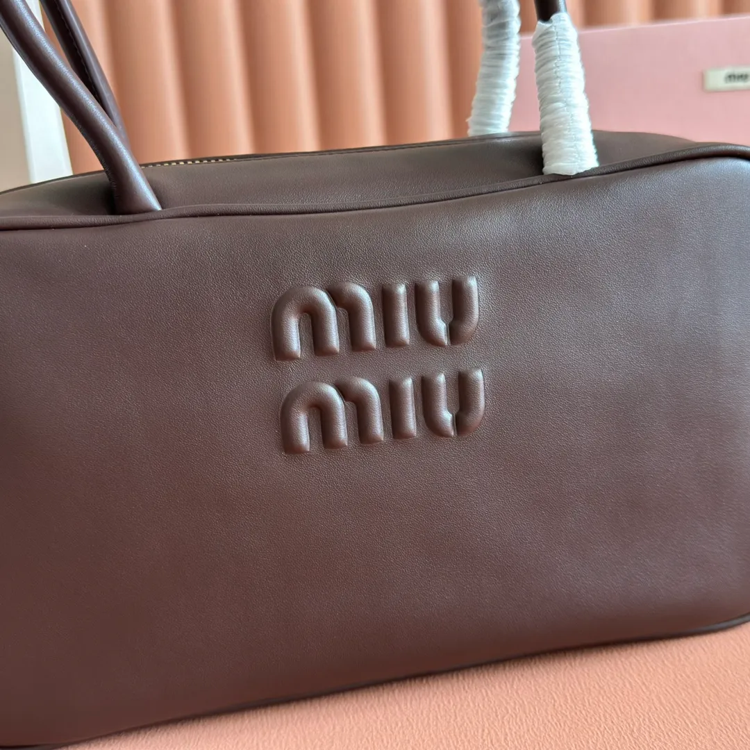 p1760💋💋💋【Premium hardware original leather】Beau cow leather color-blocked handbag/shoulder bag black [medium size] This Beau handbag is made of soft and smooth cow leather. The gold-plated hardware is exquisite and outstanding, and the embossed letter logo shows a classic style. Size: W29×H17×D9cm Number: 5BB172
