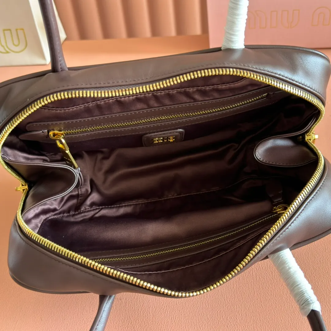 p1760💋💋💋【Premium hardware original leather】Beau cow leather color-blocked handbag/shoulder bag black [medium size] This Beau handbag is made of soft and smooth cow leather. The gold-plated hardware is exquisite and outstanding, and the embossed letter logo shows a classic style. Size: W29×H17×D9cm Number: 5BB172