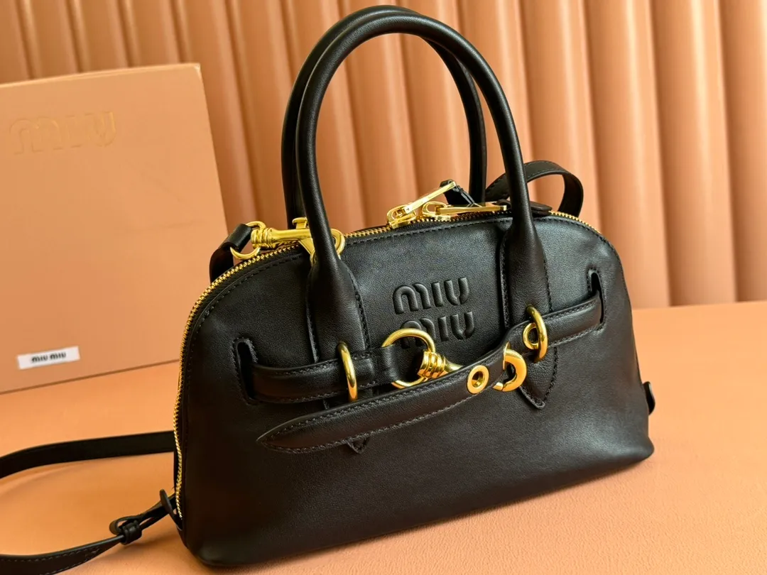 p1900💋💋💋【Original leather configuration counter packaging】Miu's new popular bowling bag, using top-grade retro vegetable soft sheepskin, retro frosted old metal accessories, this Aventure Nappa leather handbag is inspired by A Miu collection item, its structure has been adjusted to become lighter and rejuvenate with a new personality, creating a classic bag with timeless charm. The multi-element design gives this handbag a unique beauty and classic atmosphere. It has a detachable and adjustable leather shoulder strap. The canvas lining is equipped with zipper pockets and patch pockets. Dimensions: 28 X16.5 X 10 cm. Model 5bb169