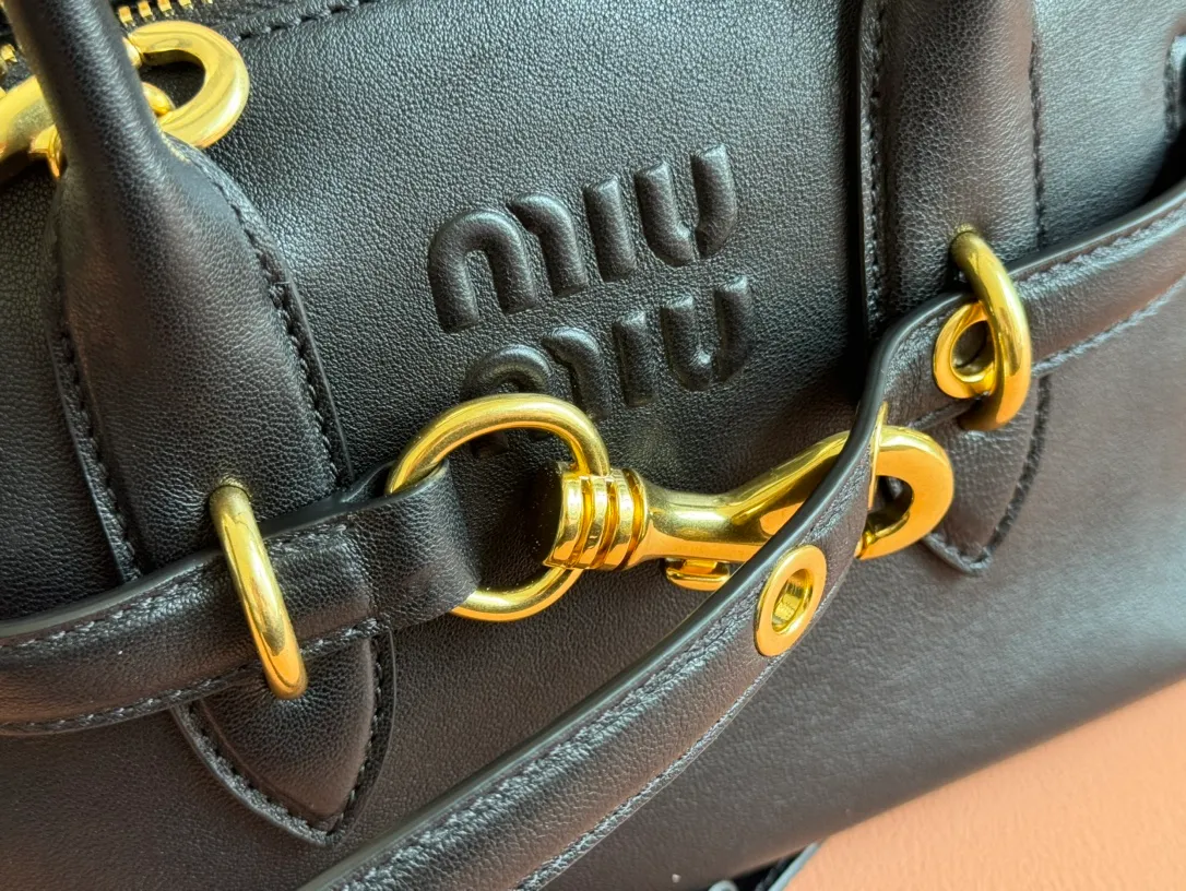 p1900💋💋💋【Original leather configuration counter packaging】Miu's new popular bowling bag, using top-grade retro vegetable soft sheepskin, retro frosted old metal accessories, this Aventure Nappa leather handbag is inspired by A Miu collection item, its structure has been adjusted to become lighter and rejuvenate with a new personality, creating a classic bag with timeless charm. The multi-element design gives this handbag a unique beauty and classic atmosphere. It has a detachable and adjustable leather shoulder strap. The canvas lining is equipped with zipper pockets and patch pockets. Dimensions: 28 X16.5 X 10 cm. Model 5bb169