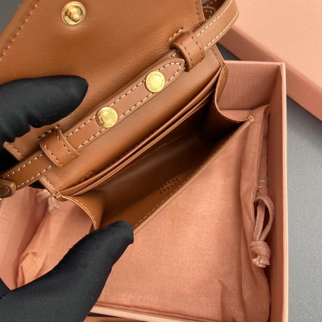 [Premium Hardware Original Leather] ¥840 ~ Brown imported cow leather and rope shoulder strap cow leather wallet. The shoulder strap of this urban style wallet is embellished with ropes that are full of rugged, playful and sporty style, creating a contrasting effect of color, texture and style. - Snap button closure - Metal letter logo - Four card slots - Lined - Detachable and adjustable shoulder strap Size: w10.5×h8.5×2cm No.: 5MT024_ 024 _ MM032