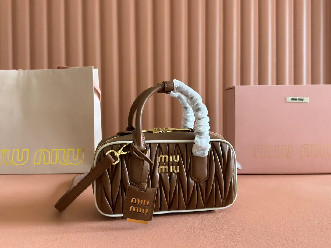 p1700💋💋💋【Configuring full counter package】MIU MIU Miu Miu pleated lambskin Miu Miu women's Arcadia cowhide handbag crossbody bag👝The lightweight padding design makes the handbag look fuller and shows a cosmopolitan style. The letter logo, which echoes the finish of the metal hardware, straddles the line between function and decoration, giving this handbag a unique aesthetic and classic feel. Size: 22✖️10.5✖️7.5cm Style number: 5bb142