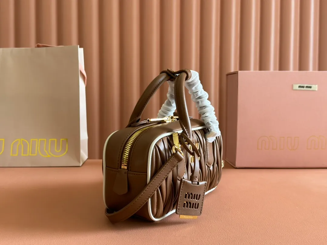 p1700💋💋💋【Configuring full counter package】MIU MIU Miu Miu pleated lambskin Miu Miu women's Arcadia cowhide handbag crossbody bag👝The lightweight padding design makes the handbag look fuller and shows a cosmopolitan style. The letter logo, which echoes the finish of the metal hardware, straddles the line between function and decoration, giving this handbag a unique aesthetic and classic feel. Size: 22✖️10.5✖️7.5cm Style number: 5bb142