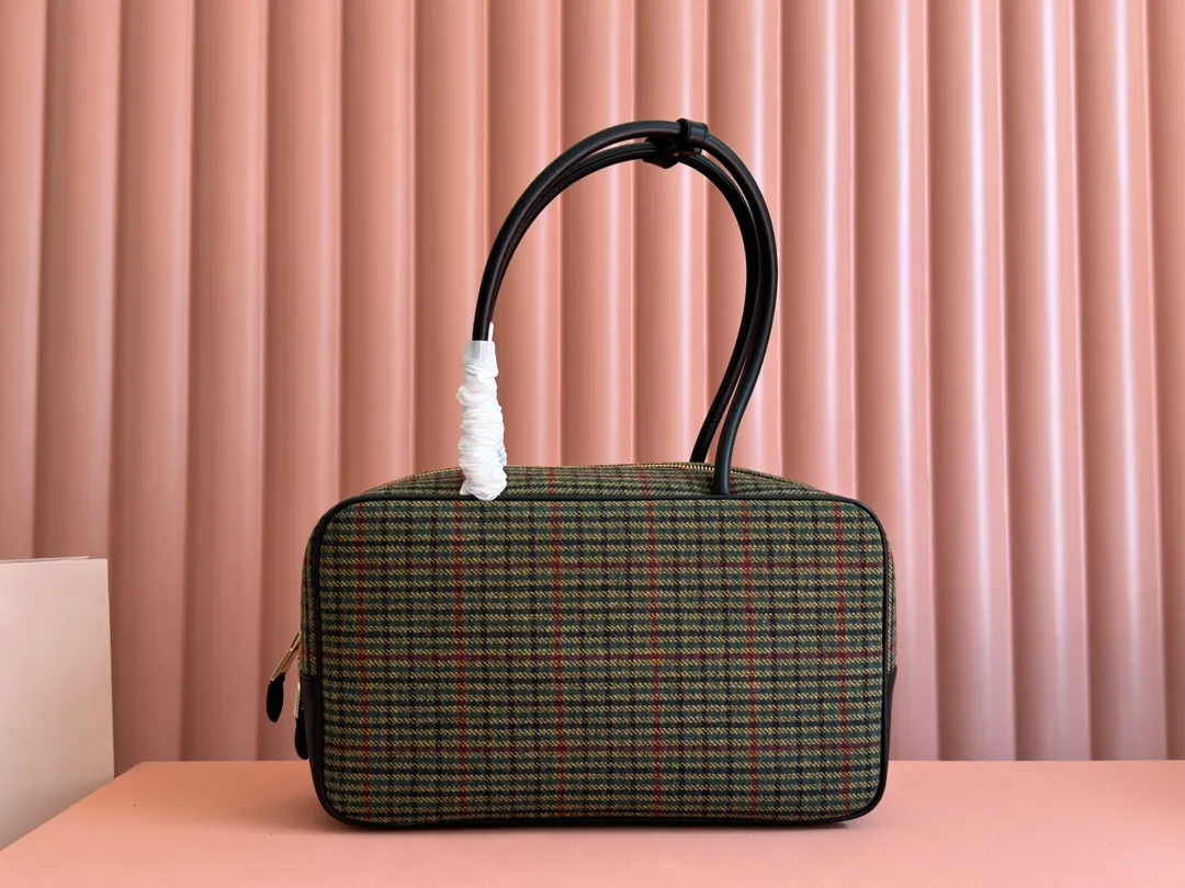 P1720. 💋💋💋[Original leather configuration and counter packaging] MiuMiu’s new houndstooth briefcase is a complete fusion of fashion and classic. It is the next big hit. Wool fabric is matched with calfskin. The texture is soft and durable. Compared with the full leather model, it is lighter and the color is more versatile. Regardless of appearance The practicality is amazing. The third-generation long handle design is easy to carry on the shoulder. The large design has sufficient capacity and can easily hold various necessities. It is a perfect choice whether for work or travel. The new satin lining is more beautiful and durable. Models: 5bb117, 5bb163. Size: 34X23X12cm.
