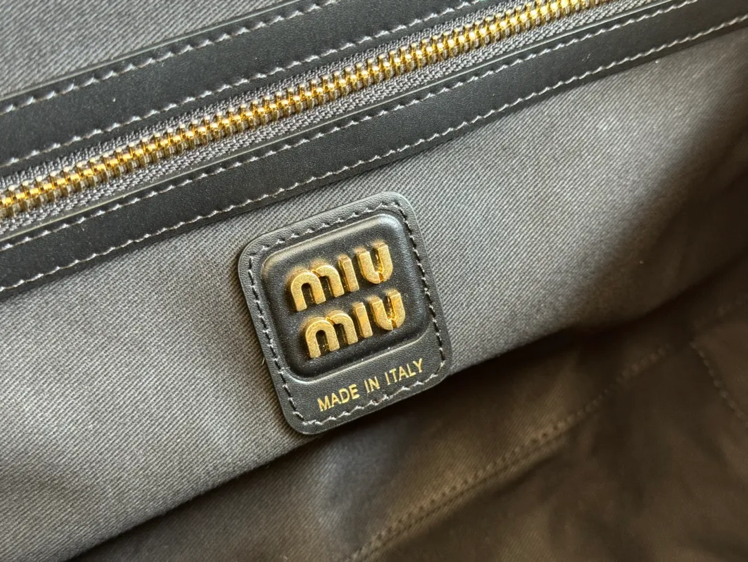 P1720. 💋💋💋[Original leather configuration and counter packaging] MiuMiu’s new houndstooth briefcase is a complete fusion of fashion and classic. It is the next big hit. Wool fabric is matched with calfskin. The texture is soft and durable. Compared with the full leather model, it is lighter and the color is more versatile. Regardless of appearance The practicality is amazing. The third-generation long handle design is easy to carry on the shoulder. The large design has sufficient capacity and can easily hold various necessities. It is a perfect choice whether for work or travel. The new satin lining is more beautiful and durable. Models: 5bb117, 5bb163. Size: 34X23X12cm.