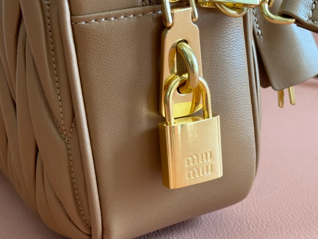 p1900💋💋💋 [Equipped with full set of counter packaging and premium hardware original leather] Arcadie Matelasse sheepskin medium bowling handbag/crossbody bag ~ Caramel sheepskin This handbag uses Matelasse craftsmanship, and its three-dimensional texture and exquisite texture bring a new interpretation to the classic silhouette. The front letter logo cleverly echoes the metal hardware, and the exquisite workmanship is outstanding, highlighting a highly recognizable classic style. Dynamic and elegant lines with adjustable and detachable shoulder straps present a practical and versatile design with modern charm. ～Detachable and adjustable shoulder strap ～Zipper closure ～Lined with 2 patch pockets ～With foot studs Size: W24×H17��D7.5cm No.: 5BB124