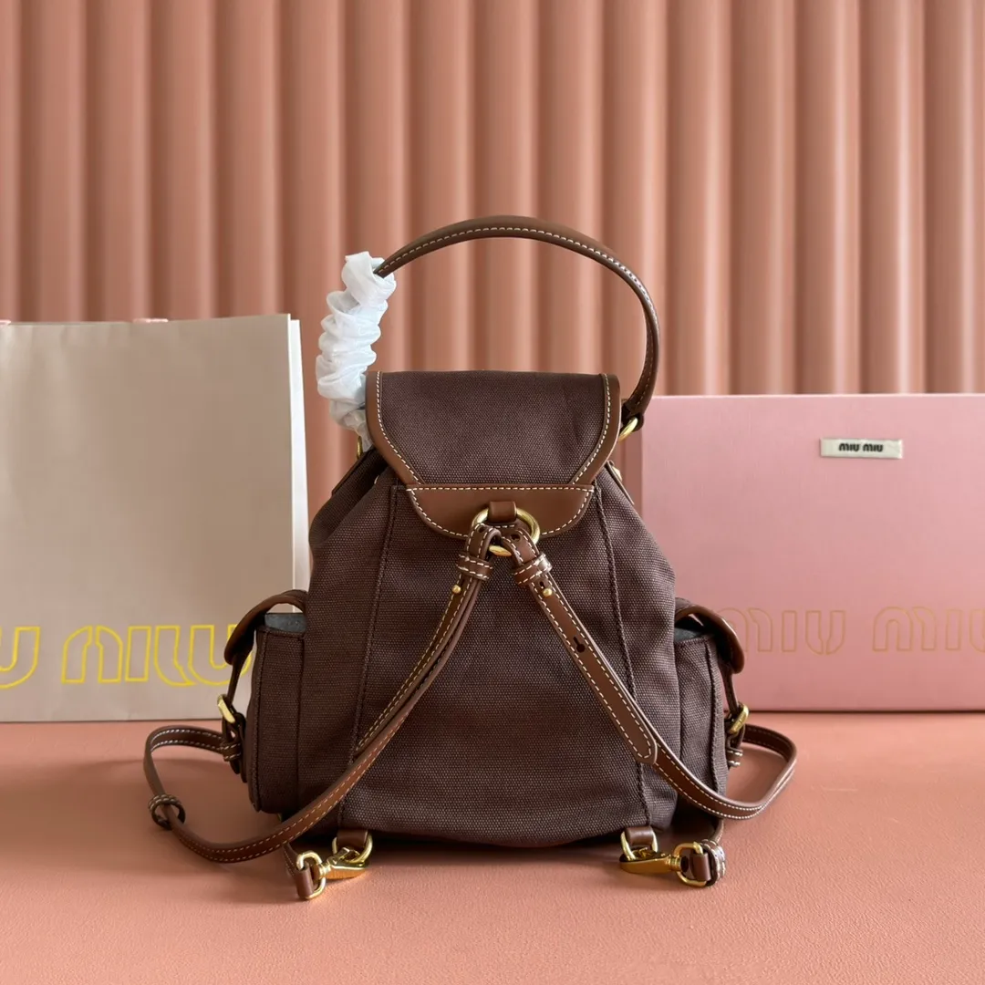 p1560. 💋💋💋【Configured with full package at counter】MIU Home new product college style backpack, the perfect combination of canvas and imported calfskin, thick wear-resistant linen blend lining, adopts a casual design style, fashionable, simple and advanced, combined with exquisite handcrafts, adds multiple pocket storage, shoulder straps and hand bags can be freely converted, greatly It improves the practicality. It is simply a tool for hanging. It can be worn with jeans, shirts or various casual sportswear. It is a very good item to wear, especially the capacity is large enough and it is light and easy to use. I sincerely recommend it. Model: 5bz043, size 22X18X11.5cm