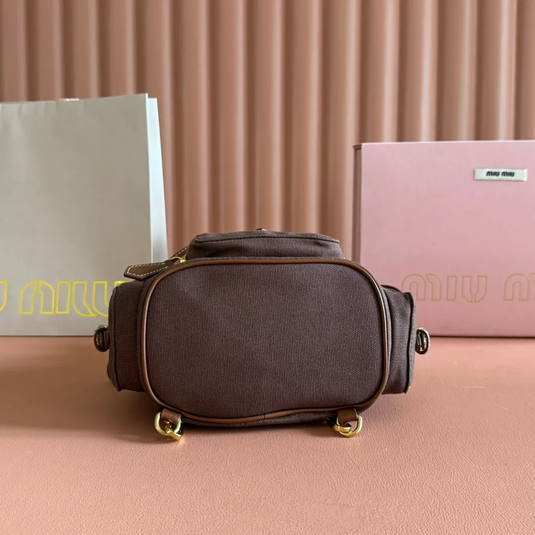 p1560. 💋💋💋【Configured with full package at counter】MIU Home new product college style backpack, the perfect combination of canvas and imported calfskin, thick wear-resistant linen blend lining, adopts a casual design style, fashionable, simple and advanced, combined with exquisite handcrafts, adds multiple pocket storage, shoulder straps and hand bags can be freely converted, greatly It improves the practicality. It is simply a tool for hanging. It can be worn with jeans, shirts or various casual sportswear. It is a very good item to wear, especially the capacity is large enough and it is light and easy to use. I sincerely recommend it. Model: 5bz043, size 22X18X11.5cm