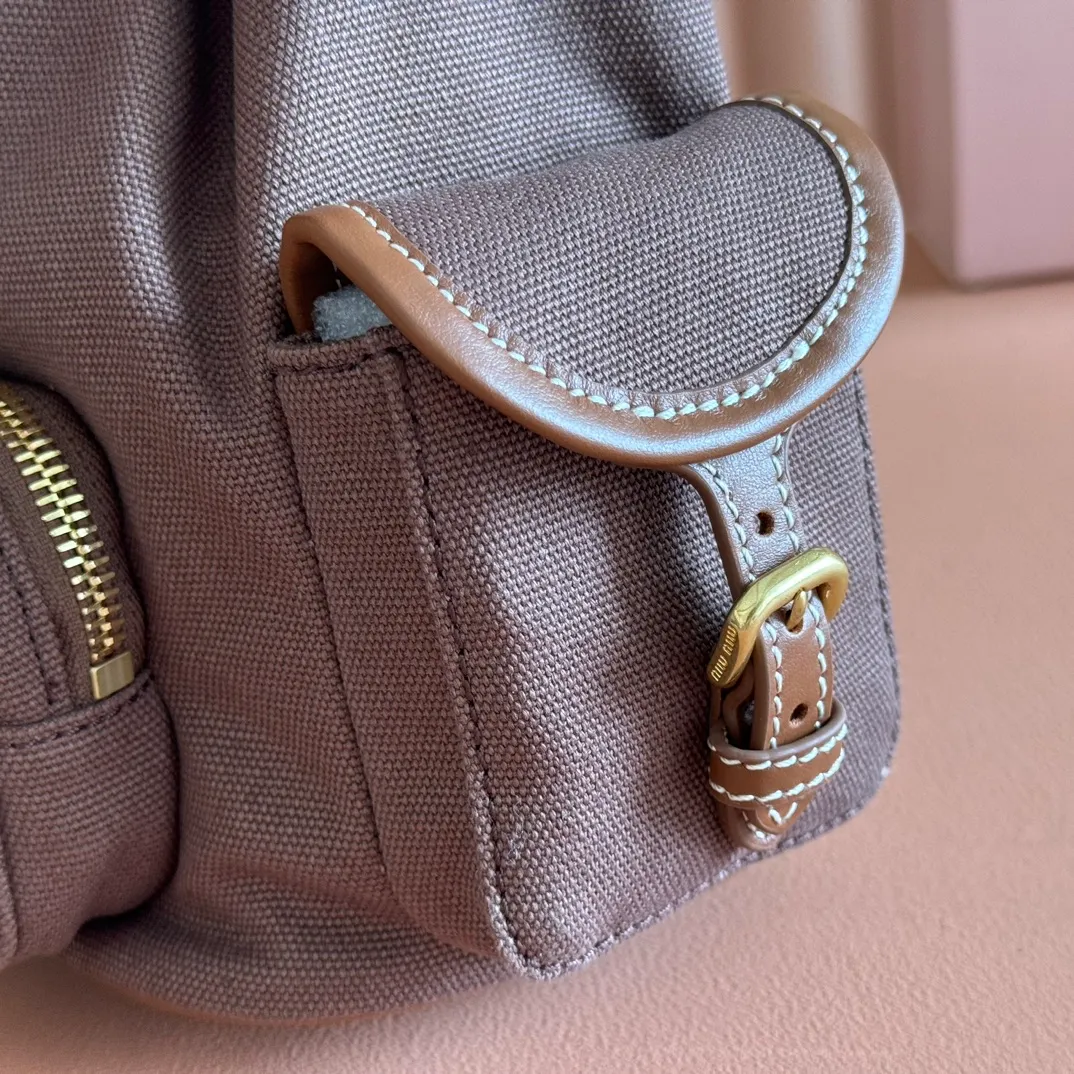 p1560. 💋💋💋【Configured with full package at counter】MIU Home new product college style backpack, the perfect combination of canvas and imported calfskin, thick wear-resistant linen blend lining, adopts a casual design style, fashionable, simple and advanced, combined with exquisite handcrafts, adds multiple pocket storage, shoulder straps and hand bags can be freely converted, greatly It improves the practicality. It is simply a tool for hanging. It can be worn with jeans, shirts or various casual sportswear. It is a very good item to wear, especially the capacity is large enough and it is light and easy to use. I sincerely recommend it. Model: 5bz043, size 22X18X11.5cm