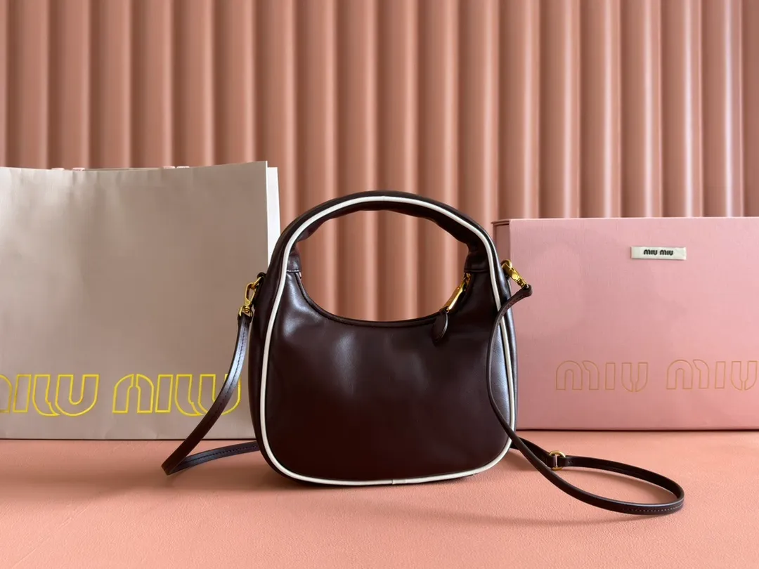 p1600💋💋💋[Special grade hardware original leather] Wander Matelasse color-blocked Hobo handbag/crossbody bag ~ Wander handbag has become one of the classic accessories. This mini handbag is made of Matalasse sheep leather, using exquisite craftsmanship to create a three-dimensional effect, showing exquisite elegance. Presenting the Hobo bag style, blending retro style and modern elegance, it has become a new synonym for modern femininity. ～Golden hardware ～Zip closure ～Metal lettering logo on the front ～Cotton satin lining Size: W23×H13×D7cm Number: _5BC125
