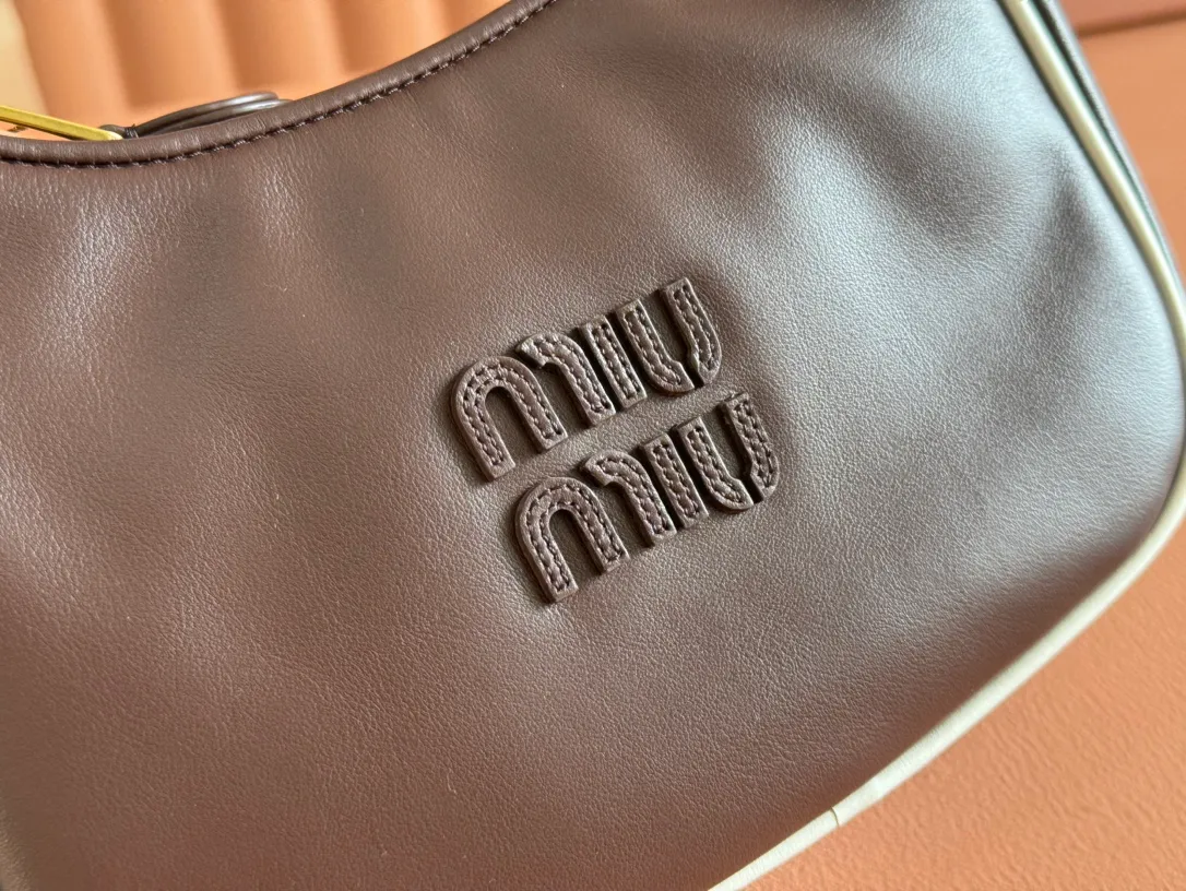 p1600💋💋💋[Special grade hardware original leather] Wander Matelasse color-blocked Hobo handbag/crossbody bag ~ Wander handbag has become one of the classic accessories. This mini handbag is made of Matalasse sheep leather, using exquisite craftsmanship to create a three-dimensional effect, showing exquisite elegance. Presenting the Hobo bag style, blending retro style and modern elegance, it has become a new synonym for modern femininity. ～Golden hardware ～Zip closure ～Metal lettering logo on the front ～Cotton satin lining Size: W23×H13×D7cm Number: _5BC125