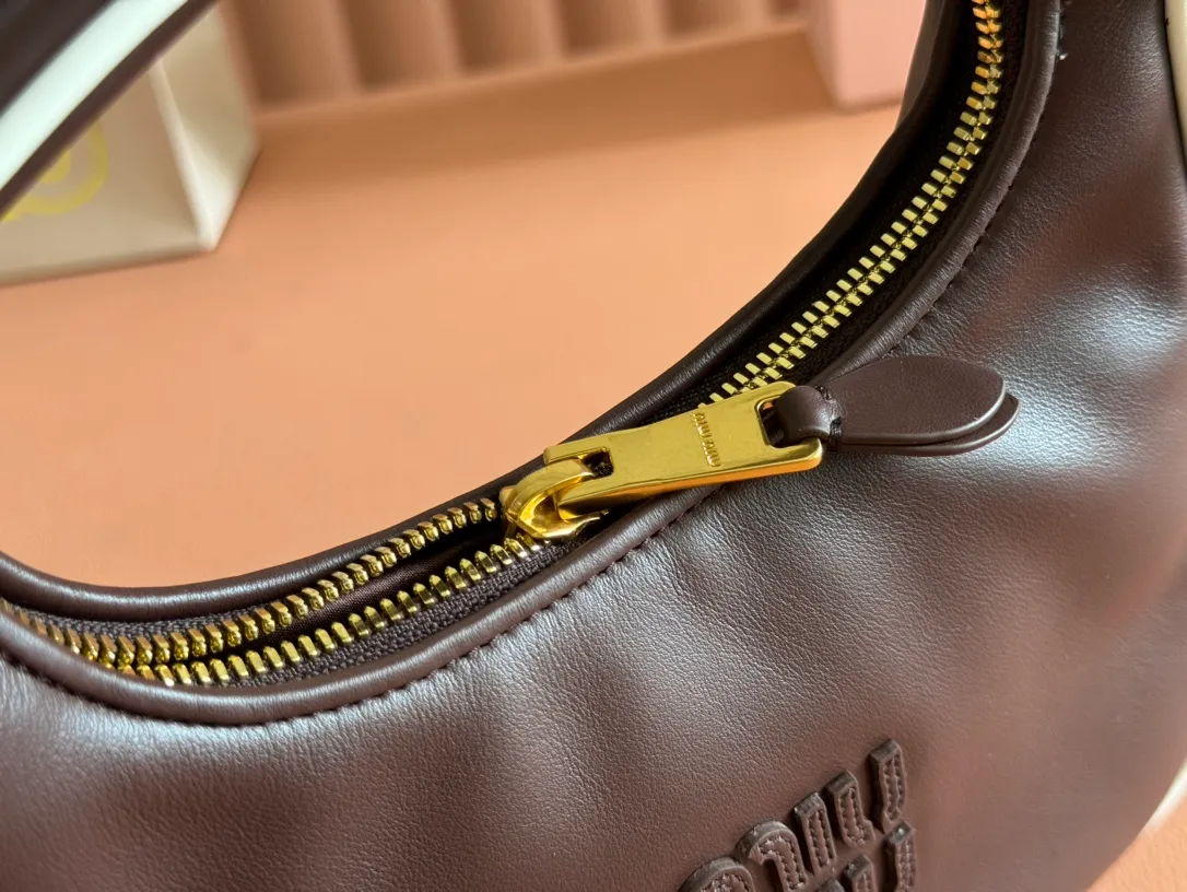 p1600💋💋💋[Special grade hardware original leather] Wander Matelasse color-blocked Hobo handbag/crossbody bag ~ Wander handbag has become one of the classic accessories. This mini handbag is made of Matalasse sheep leather, using exquisite craftsmanship to create a three-dimensional effect, showing exquisite elegance. Presenting the Hobo bag style, blending retro style and modern elegance, it has become a new synonym for modern femininity. ～Golden hardware ～Zip closure ～Metal lettering logo on the front ～Cotton satin lining Size: W23×H13×D7cm Number: _5BC125