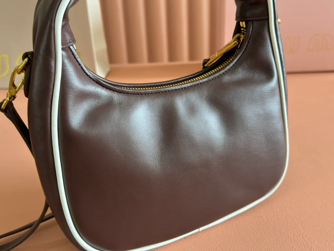 p1600💋💋💋[Special grade hardware original leather] Wander Matelasse color-blocked Hobo handbag/crossbody bag ~ Wander handbag has become one of the classic accessories. This mini handbag is made of Matalasse sheep leather, using exquisite craftsmanship to create a three-dimensional effect, showing exquisite elegance. Presenting the Hobo bag style, blending retro style and modern elegance, it has become a new synonym for modern femininity. ～Golden hardware ～Zip closure ～Metal lettering logo on the front ～Cotton satin lining Size: W23×H13×D7cm Number: _5BC125