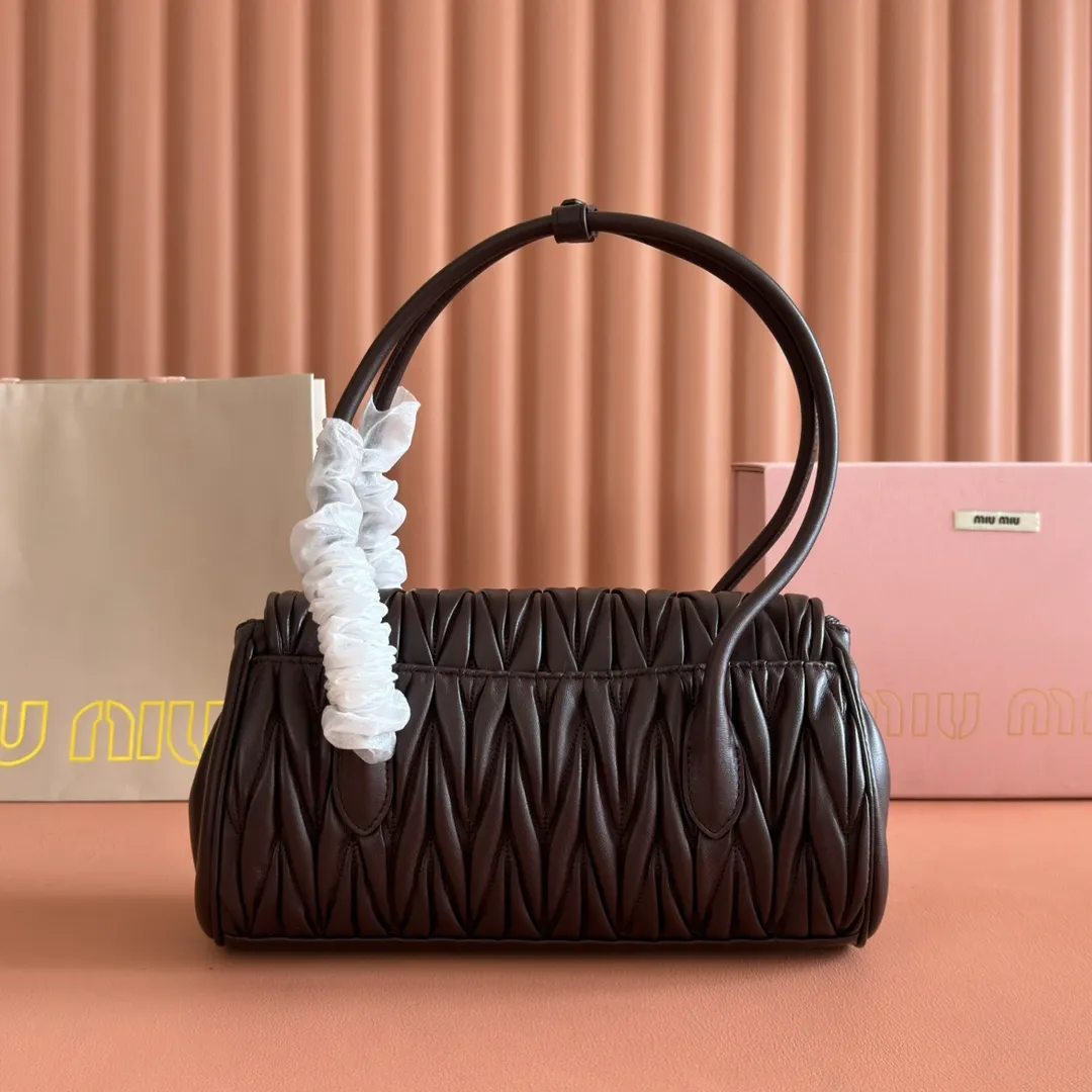 p1800💋💋💋【Original leather configuration counter packaging】MIU's new 24ss autumn and winter baguette bag. The baguette design style leads the new trend, full of "girly feelings" and revolves around the bookish style. The uninhibited and wine-loving lady style has a casual attitude towards life, showing the uniqueness of the exclusive miumiu girl. The one that is not too big or too small can be sweet, spicy or handsome. The capacity can also meet the daily needs of going out. It is beautiful and practical. It’s hard not to love it Model number: 5bd265 Size: Base length 28x base 11x height 15cm