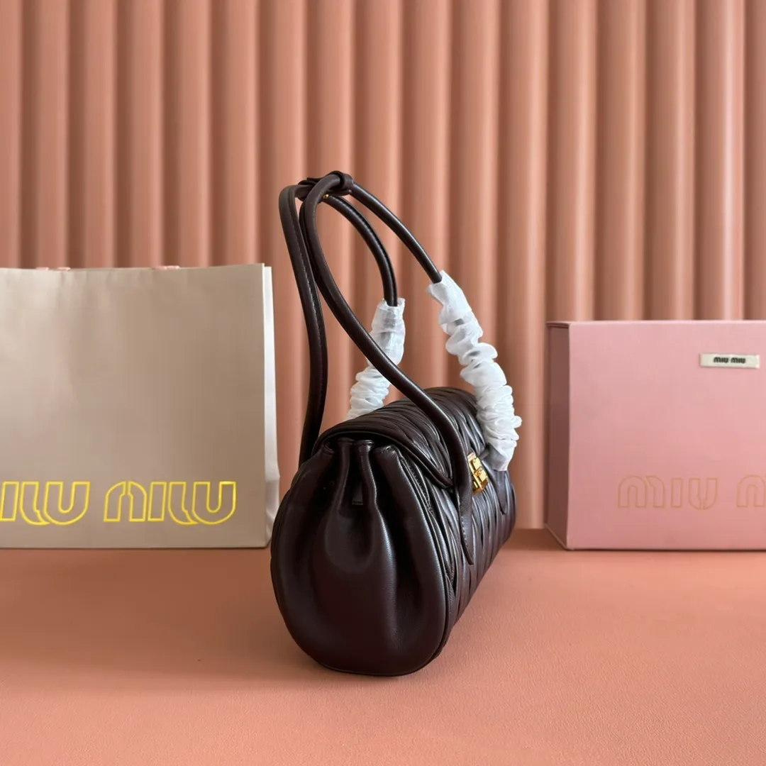 p1800💋💋💋【Original leather configuration counter packaging】MIU's new 24ss autumn and winter baguette bag. The baguette design style leads the new trend, full of "girly feelings" and revolves around the bookish style. The uninhibited and wine-loving lady style has a casual attitude towards life, showing the uniqueness of the exclusive miumiu girl. The one that is not too big or too small can be sweet, spicy or handsome. The capacity can also meet the daily needs of going out. It is beautiful and practical. It’s hard not to love it Model number: 5bd265 Size: Base length 28x base 11x height 15cm