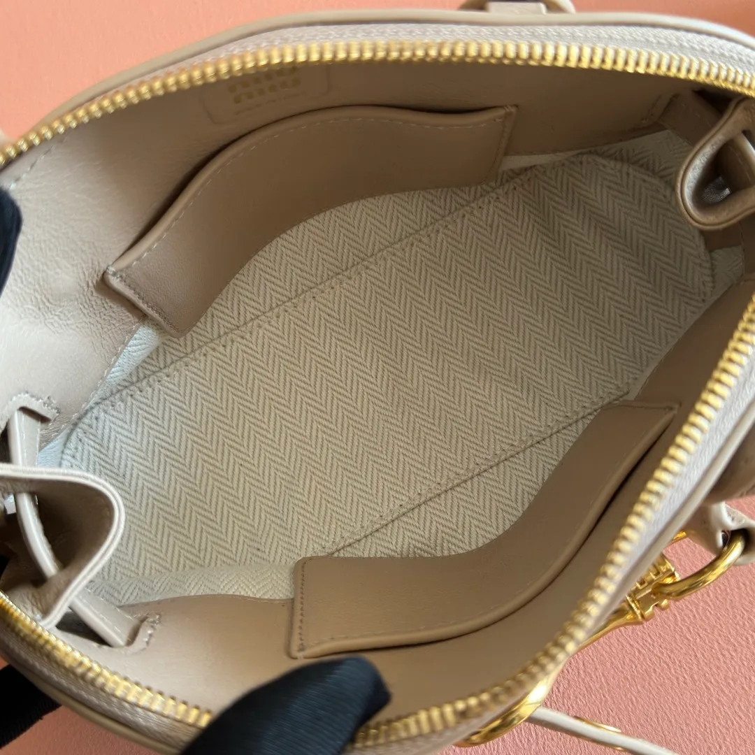 p1640💋💋💋【Full set of counter packaging】Aventure Nappa sheepskin leather handbag/crossbody bag～Mini 21cm Size: W21×14.5×8.5cm【Mini】No.: MM0_5BP180 MM model picture