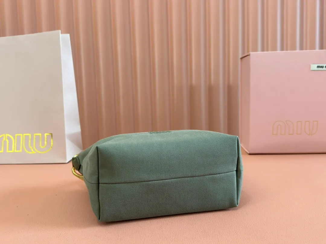 p960💋💋💋 [Configured with full set of counter packaging] 5NE841, new denim lunch box bag, unique ice crack texture, iconic Miu amount logo on the front, cotton lining, ultra-light, large capacity, looks good with any combination, suitable for all seasons, size: bottom length 19cm, opening width 25.5cm, height 14cm, bottom width 10cm