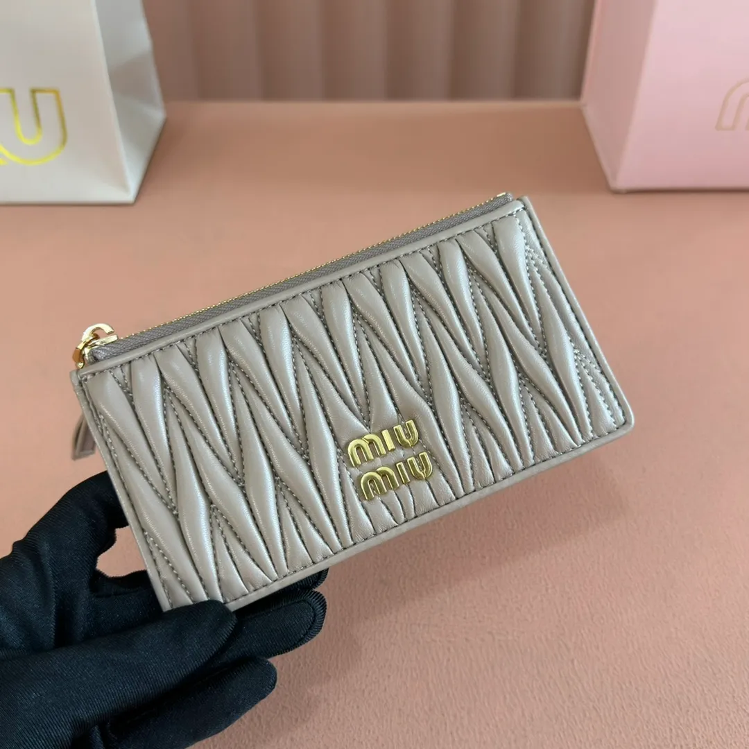 p520. 💋💋💋【Full set of packaging at the counter】🔥 MM💗pocket wallet💗The latest version of the card holder, model: 5MB006 nude pink🔥🆕🆕💃💃Top imported lambskin material🐮👋Matelasse pattern, zipper closure, miu logo hot stamping inside 💞Six card slots on the back, 💅💅 size: 8X15.