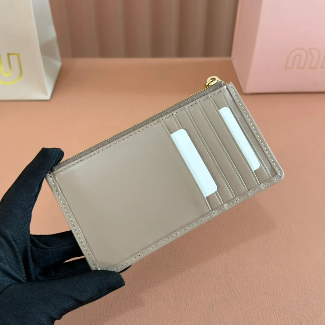 p520. 💋💋💋【Full set of packaging at the counter】🔥 MM💗pocket wallet💗The latest version of the card holder, model: 5MB006 nude pink🔥🆕🆕💃💃Top imported lambskin material🐮👋Matelasse pattern, zipper closure, miu logo hot stamping inside 💞Six card slots on the back, 💅💅 size: 8X15.