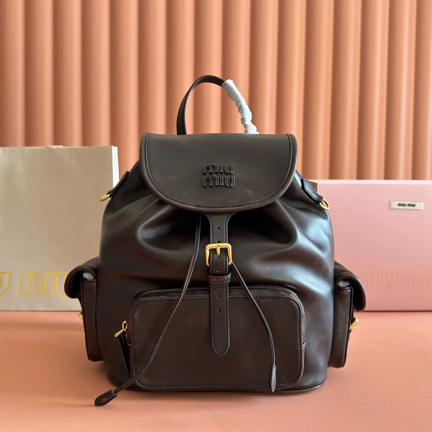 p2200. 💋💋💋【Configured with full package at counter】MIU Home new product college style backpack, the perfect combination of canvas and imported calfskin, thick wear-resistant linen blend lining, adopts a casual design style, fashionable, simple and advanced, combined with exquisite handcrafts, adding multiple pockets for storage, the shoulder strap and hand bag can be freely converted, which is a great convenience Improved practicality, it is simply a tool for dressing. It can be worn with jeans, shirts or various casual sportswear. It is a very good item to wear, especially the capacity is large enough and it is light and easy to use. I highly recommend it. Model: 5bz042, size 29.5x25x12.5cm