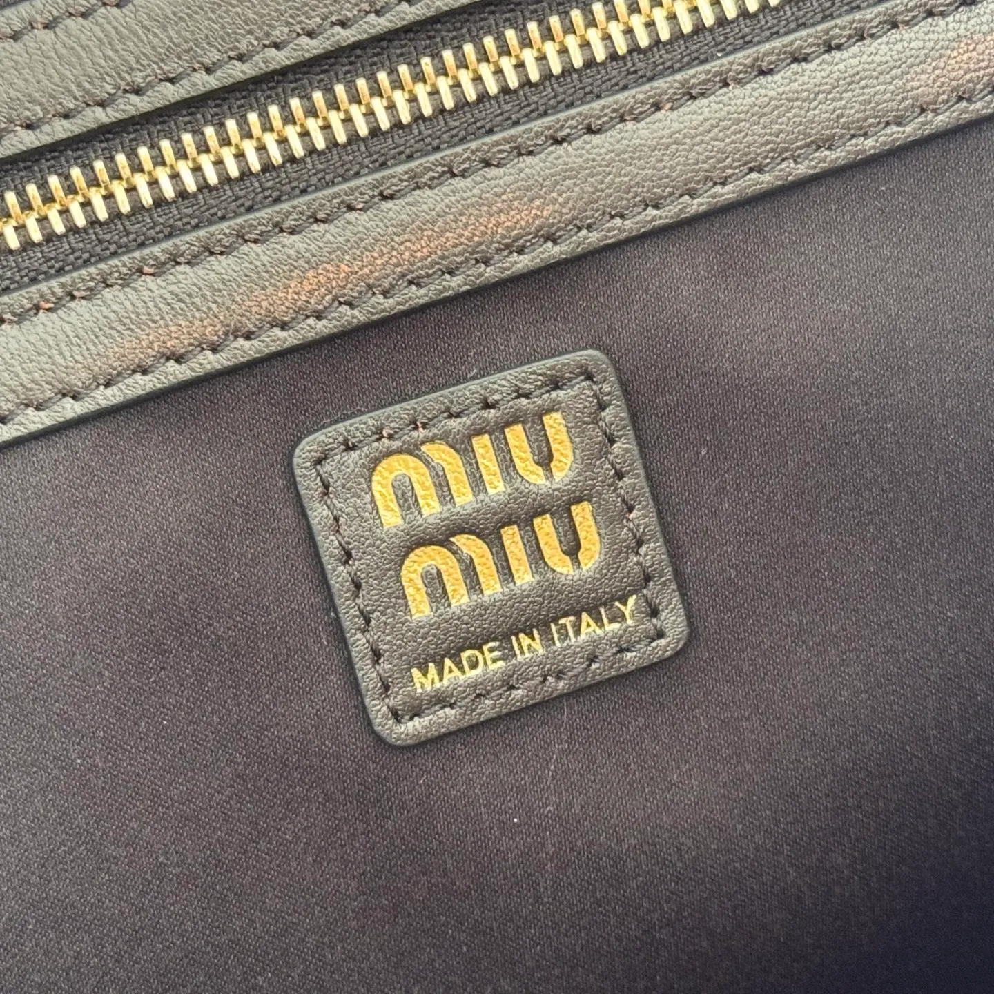 p2200. 💋💋💋【Configured with full package at counter】MIU Home new product college style backpack, the perfect combination of canvas and imported calfskin, thick wear-resistant linen blend lining, adopts a casual design style, fashionable, simple and advanced, combined with exquisite handcrafts, adding multiple pockets for storage, the shoulder strap and hand bag can be freely converted, which is a great convenience Improved practicality, it is simply a tool for dressing. It can be worn with jeans, shirts or various casual sportswear. It is a very good item to wear, especially the capacity is large enough and it is light and easy to use. I highly recommend it. Model: 5bz042, size 29.5x25x12.5cm