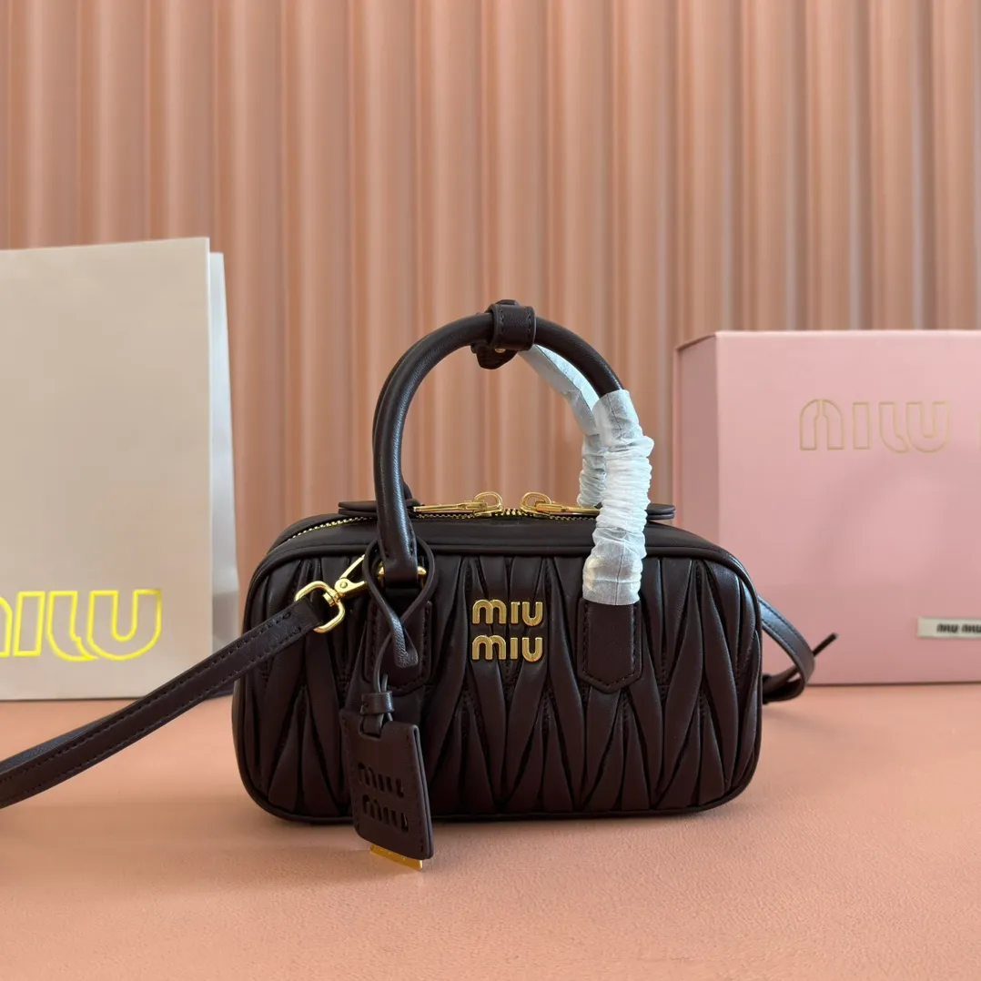 p1640💋💋💋【Equipment with counter full set of packaging, premium hardware and original leather】Arcadie sheepskin mini (19cm) bowling handbag/crossbody bag ~ This Arcadic handbag demonstrates the unique concept that fashion is a tool that reflects reality and translates it into material form. The letter logo that complements the finish of the metal hardware accessories is exquisitely crafted and demonstrates a highly recognizable classic style. Dynamic and elegant lines with adjustable and detachable shoulder straps present a practical and versatile design with modern charm. ～Detachable and adjustable shoulder strap ～Zipper closure ～Painted metal letter logo on front ～Lined patch pocket Size: W19×H10×D5cm Number: _5BP176