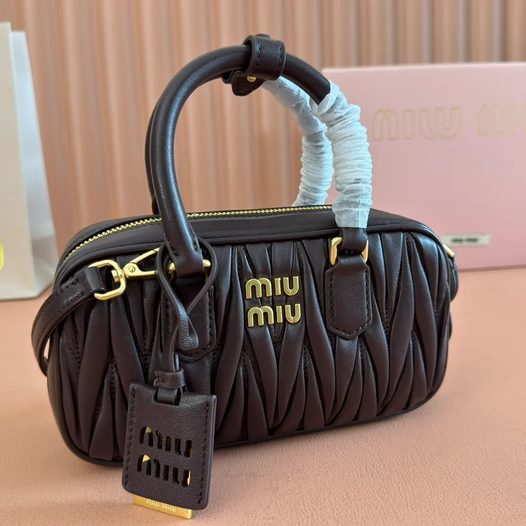 p1640💋💋💋【Equipment with counter full set of packaging, premium hardware and original leather】Arcadie sheepskin mini (19cm) bowling handbag/crossbody bag ~ This Arcadic handbag demonstrates the unique concept that fashion is a tool that reflects reality and translates it into material form. The letter logo that complements the finish of the metal hardware accessories is exquisitely crafted and demonstrates a highly recognizable classic style. Dynamic and elegant lines with adjustable and detachable shoulder straps present a practical and versatile design with modern charm. ～Detachable and adjustable shoulder strap ～Zipper closure ～Painted metal letter logo on front ～Lined patch pocket Size: W19×H10×D5cm Number: _5BP176