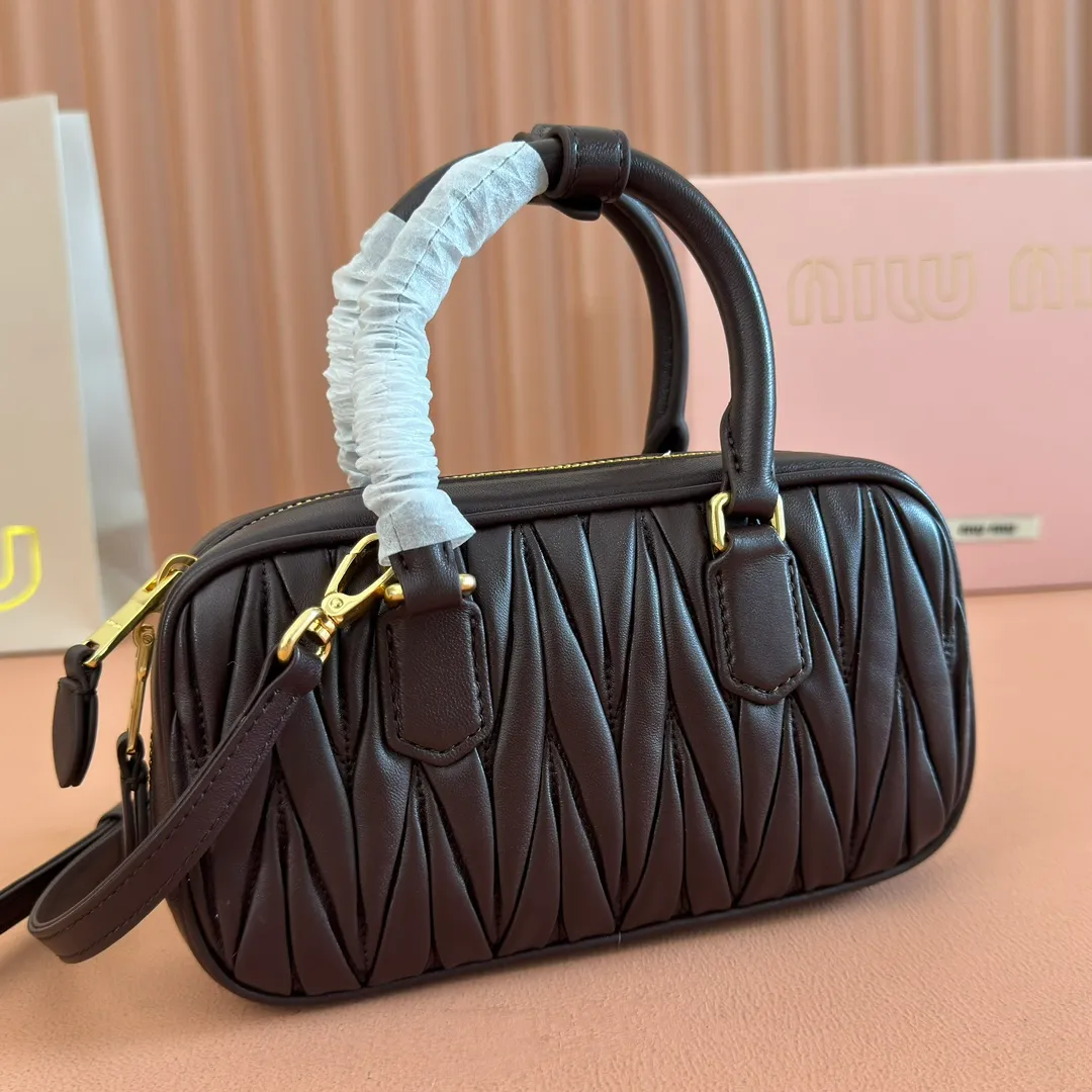 p1640💋💋💋【Equipment with counter full set of packaging, premium hardware and original leather】Arcadie sheepskin mini (19cm) bowling handbag/crossbody bag ~ This Arcadic handbag demonstrates the unique concept that fashion is a tool that reflects reality and translates it into material form. The letter logo that complements the finish of the metal hardware accessories is exquisitely crafted and demonstrates a highly recognizable classic style. Dynamic and elegant lines with adjustable and detachable shoulder straps present a practical and versatile design with modern charm. ～Detachable and adjustable shoulder strap ～Zipper closure ～Painted metal letter logo on front ～Lined patch pocket Size: W19×H10×D5cm Number: _5BP176