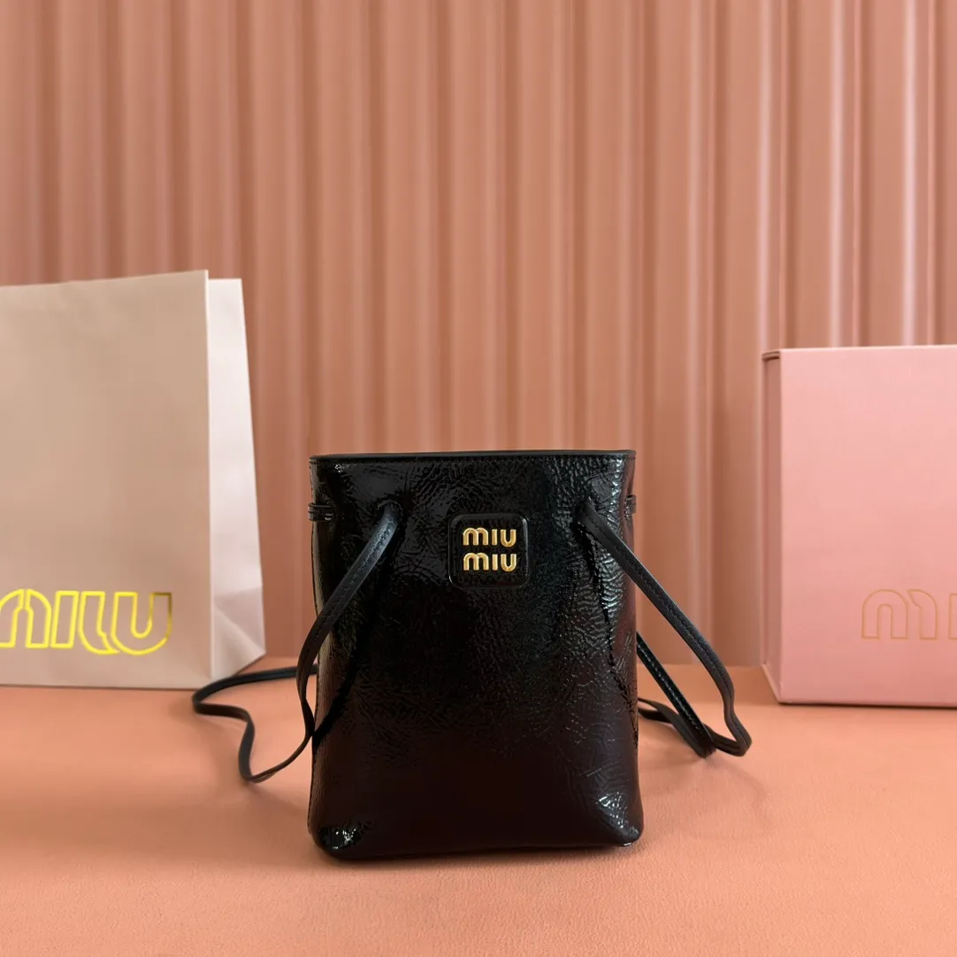 p1100💋💋💋 Equipped with a full set of packaging at the counter [Special grade hardware original leather] Nappa sheepskin mini handbag/shoulder bag ~ black patent leather This mini handbag is famous for the soft texture of Nappa sheepskin. Adjustable shoulder strap adds practical detail, while embossed letter logo adds classic style ~ Letter logo ~ Adjustable shoulder strap ~ Lined Dimensions: W14×H17×D6cm Number: 5NF460