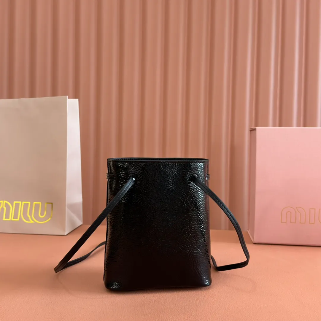 p1100💋💋💋 Equipped with a full set of packaging at the counter [Special grade hardware original leather] Nappa sheepskin mini handbag/shoulder bag ~ black patent leather This mini handbag is famous for the soft texture of Nappa sheepskin. Adjustable shoulder strap adds practical detail, while embossed letter logo adds classic style ~ Letter logo ~ Adjustable shoulder strap ~ Lined Dimensions: W14×H17×D6cm Number: 5NF460