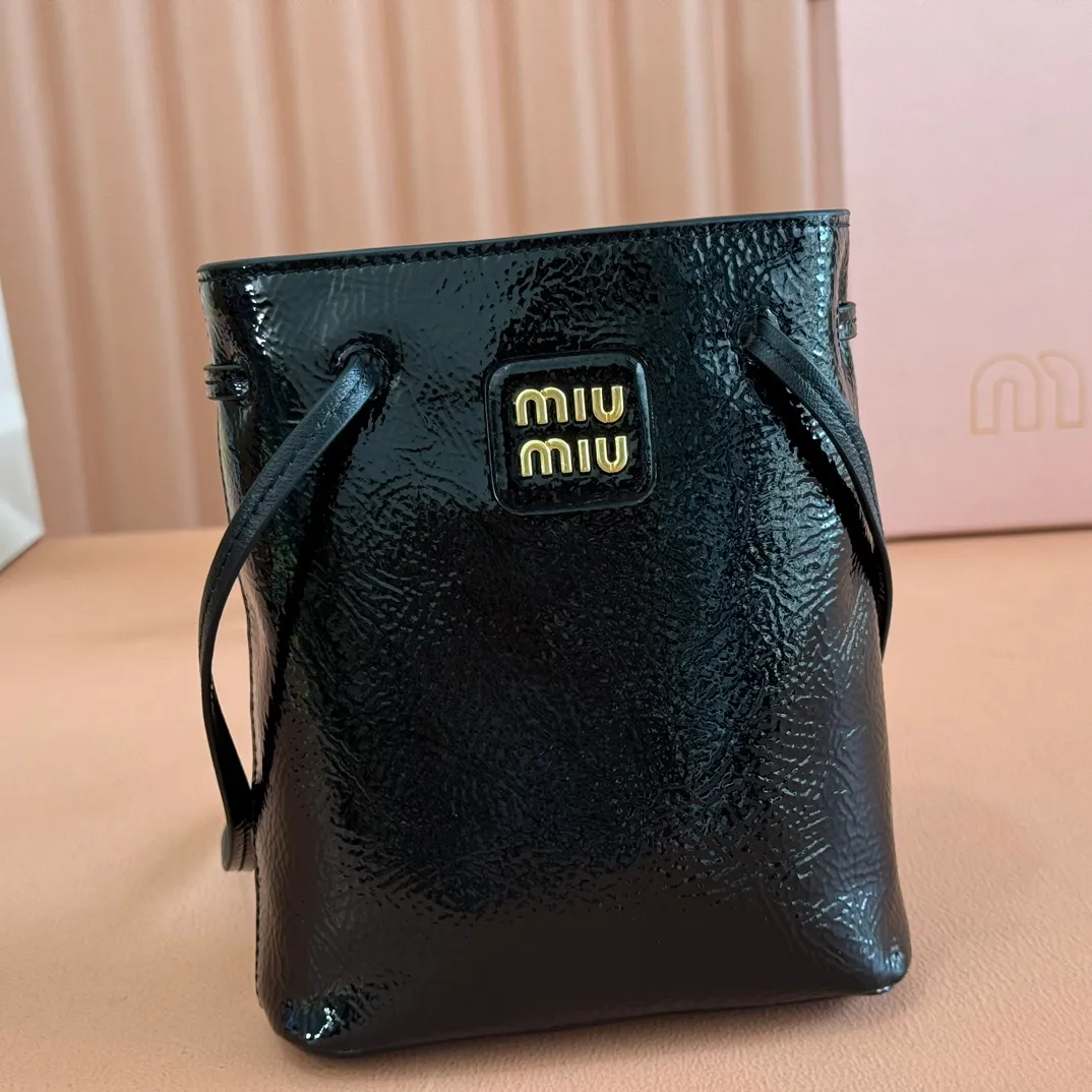 p1100💋💋💋 Equipped with a full set of packaging at the counter [Special grade hardware original leather] Nappa sheepskin mini handbag/shoulder bag ~ black patent leather This mini handbag is famous for the soft texture of Nappa sheepskin. Adjustable shoulder strap adds practical detail, while embossed letter logo adds classic style ~ Letter logo ~ Adjustable shoulder strap ~ Lined Dimensions: W14×H17×D6cm Number: 5NF460