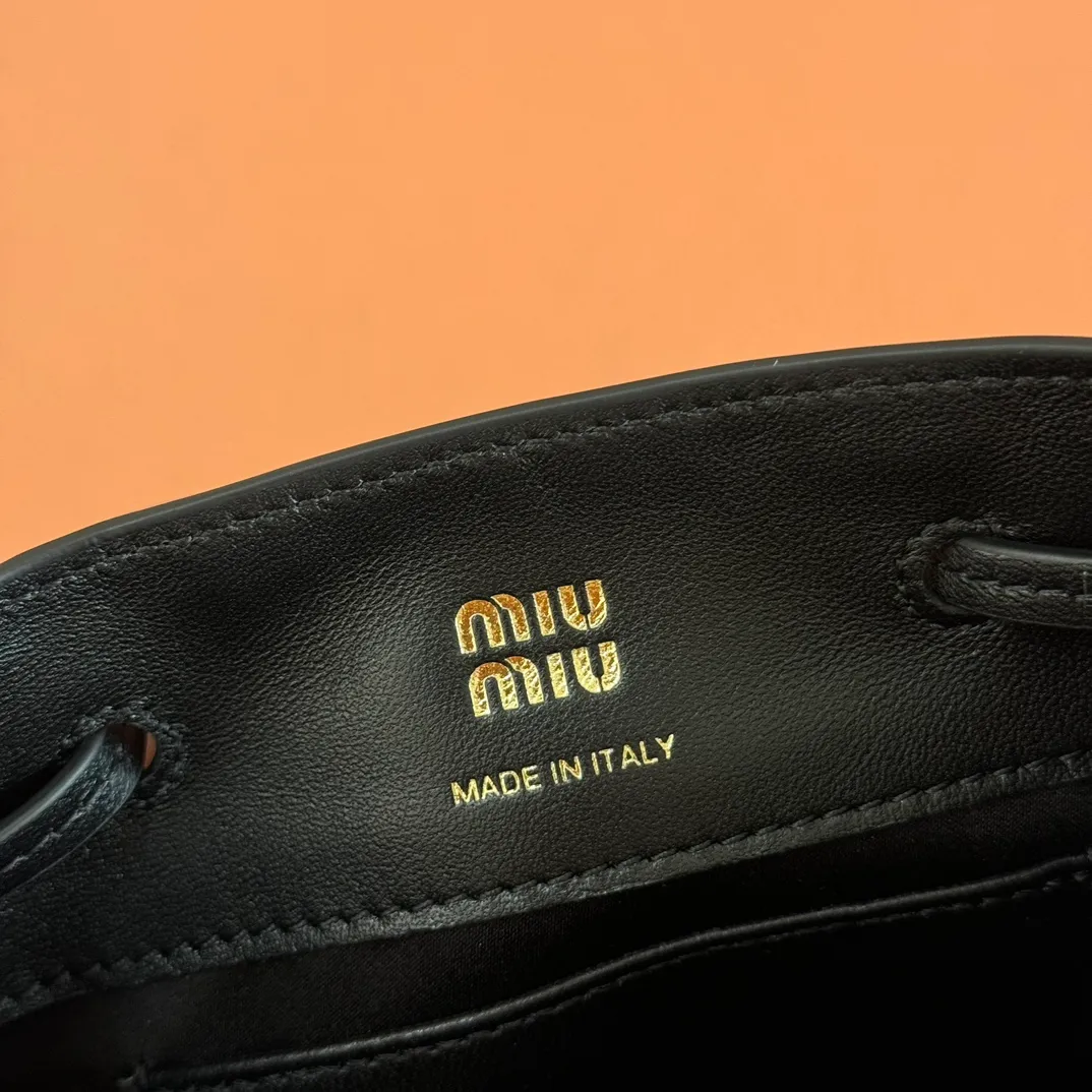 p1100💋💋💋 Equipped with a full set of packaging at the counter [Special grade hardware original leather] Nappa sheepskin mini handbag/shoulder bag ~ black patent leather This mini handbag is famous for the soft texture of Nappa sheepskin. Adjustable shoulder strap adds practical detail, while embossed letter logo adds classic style ~ Letter logo ~ Adjustable shoulder strap ~ Lined Dimensions: W14×H17×D6cm Number: 5NF460