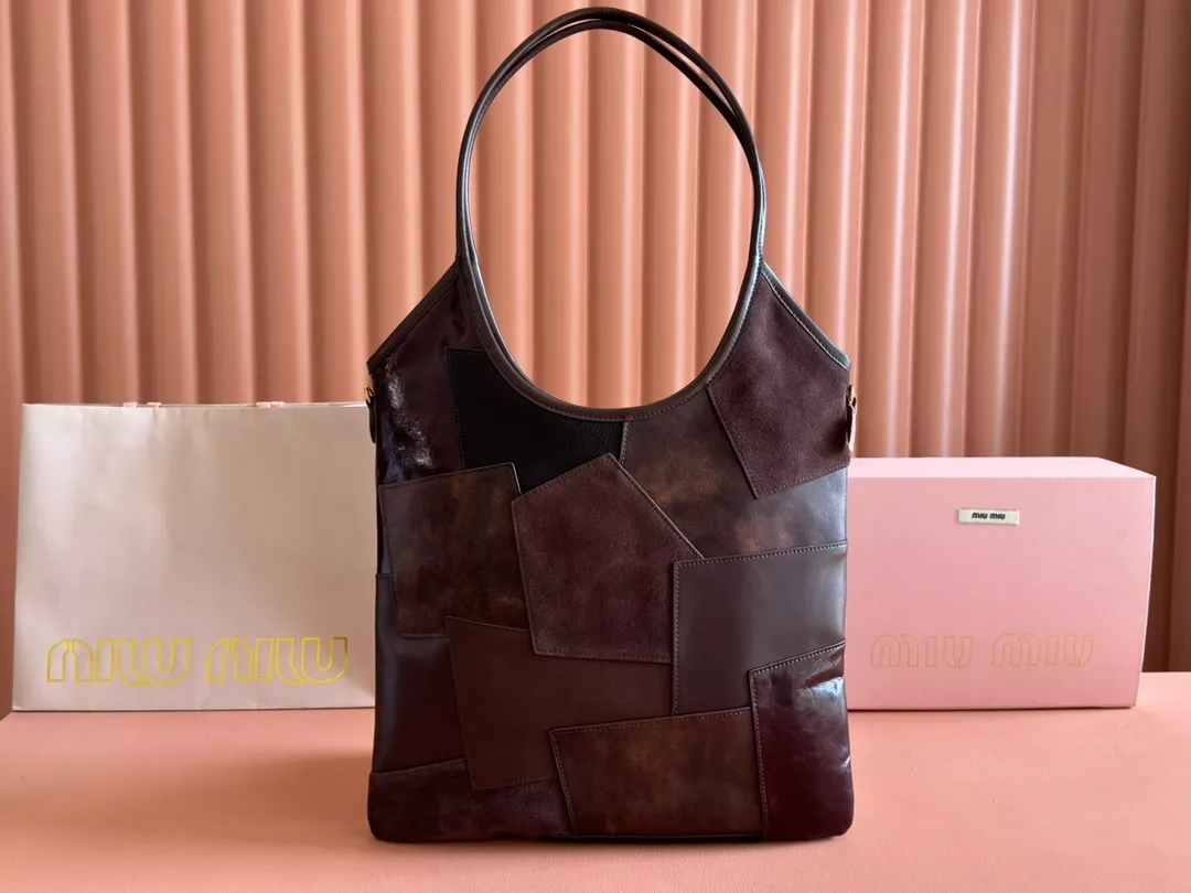 p1800. 💋💋💋【Full set of packaging at the counter】M's new hobo tote corduroy armpit bag, a limited edition in the autumn and winter series. This design allows more girls to easily control the fashion sense of efor. The back can actually make the side of the person look very thin. The weight of the bag is also very light. The length will not weigh you down. It is a must-have for daily commuting. You can't go wrong with personal clothes. It is light and simple, the design is very practical and the capacity is large. Model: 5BG231. Dimensions: base length 35x height 40x wrist height 60cm. Color: heather/original leather. Made in Italy