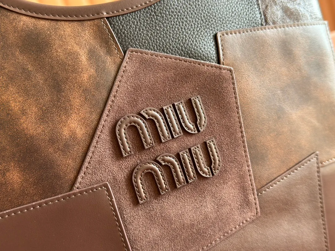 p1800. 💋💋💋【Full set of packaging at the counter】M's new hobo tote corduroy armpit bag, a limited edition in the autumn and winter series. This design allows more girls to easily control the fashion sense of efor. The back can actually make the side of the person look very thin. The weight of the bag is also very light. The length will not weigh you down. It is a must-have for daily commuting. You can't go wrong with personal clothes. It is light and simple, the design is very practical and the capacity is large. Model: 5BG231. Dimensions: base length 35x height 40x wrist height 60cm. Color: heather/original leather. Made in Italy