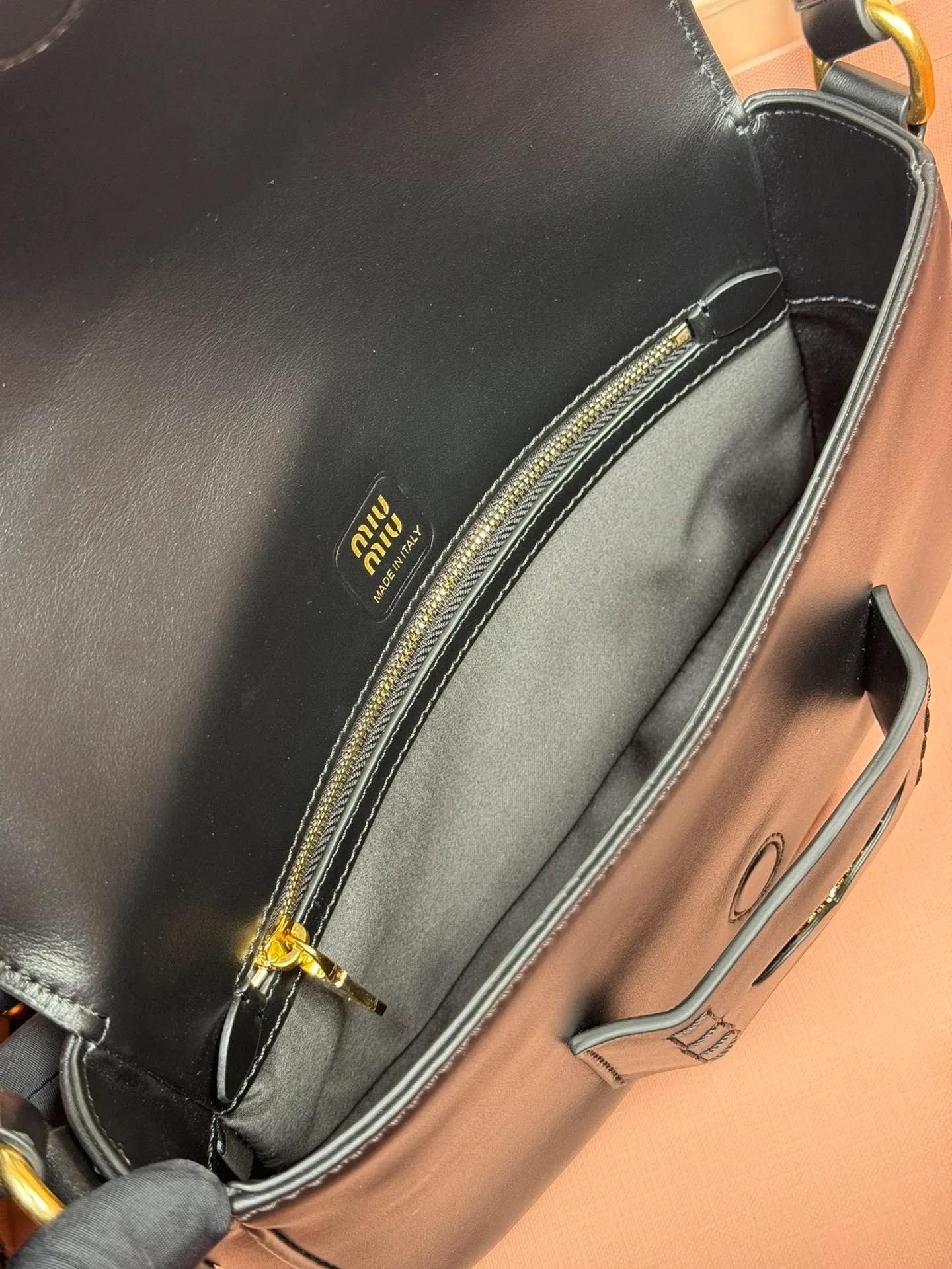 Original leather from 1980💰, with picture packaging [Special grade hardware original leather] penny cow leather handbag ~ black The design of this penny handbag is inspired by the iconic gold coin loafers, adding a versatile option to your daily wardrobe. The crisp leather design embodies the brand's youthful and rebellious spirit. Size:w23×h13.5×d5cm No.:_5bd270