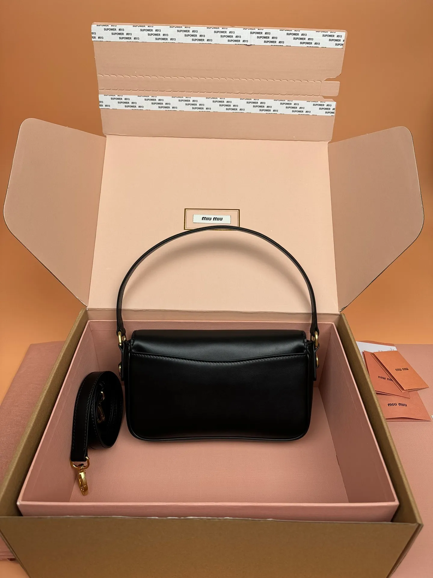 Original leather from 1980💰, with picture packaging [Special grade hardware original leather] penny cow leather handbag ~ black The design of this penny handbag is inspired by the iconic gold coin loafers, adding a versatile option to your daily wardrobe. The crisp leather design embodies the brand's youthful and rebellious spirit. Size:w23×h13.5×d5cm No.:_5bd270